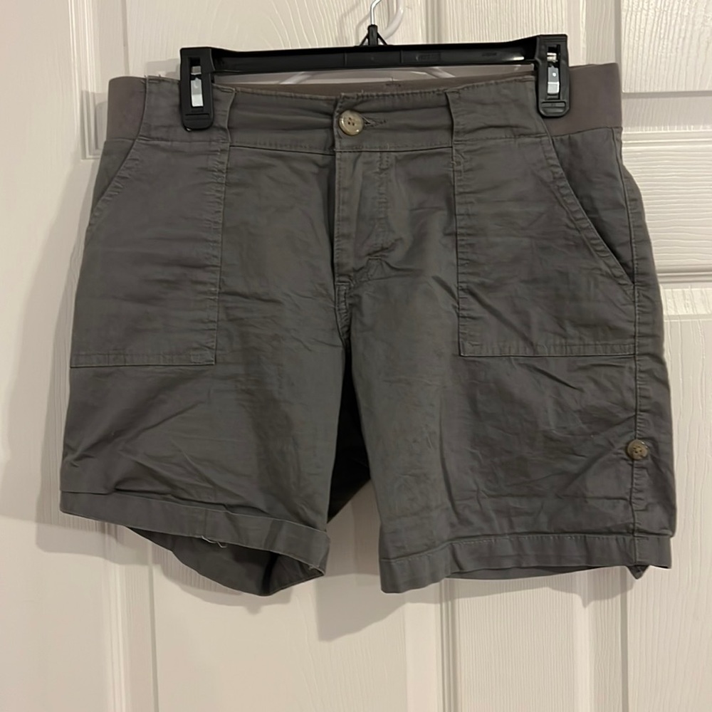 8/M Riders by Lee gray shorts 4 pocket stretchy waist band w belt loops